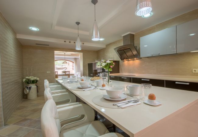 Villa with pool for 8 people in Santa Margalida, Mallorca. 4 DBR, 3 BR, 1 Outdoor bathroom, AC, Wifi, Home cinema, pool with music system, fitness room, Table Tennis, billiards...