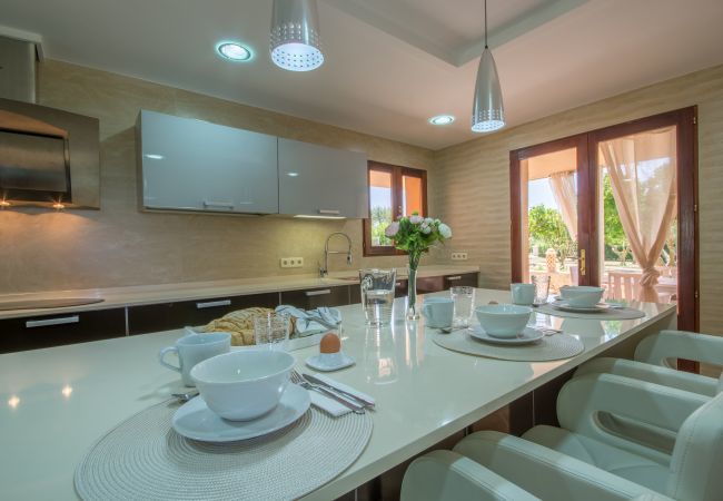Villa with pool for 8 people in Santa Margalida, Mallorca. 4 DBR, 3 BR, 1 Outdoor bathroom, AC, Wifi, Home cinema, pool with music system, fitness room, Table Tennis, billiards...