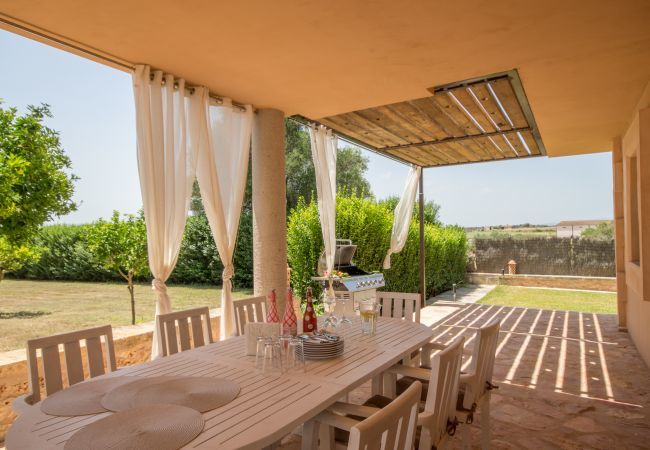 Villa with pool for 8 people in Santa Margalida, Mallorca. 4 DBR, 3 BR, 1 Outdoor bathroom, AC, Wifi, Home cinema, pool with music system, fitness room, Table Tennis, billiards...
