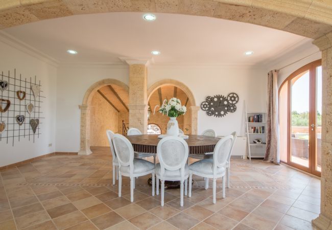 Villa with pool for 8 people in Santa Margalida, Mallorca. 4 DBR, 3 BR, 1 Outdoor bathroom, AC, Wifi, Home cinema, pool with music system, fitness room, Table Tennis, billiards...
