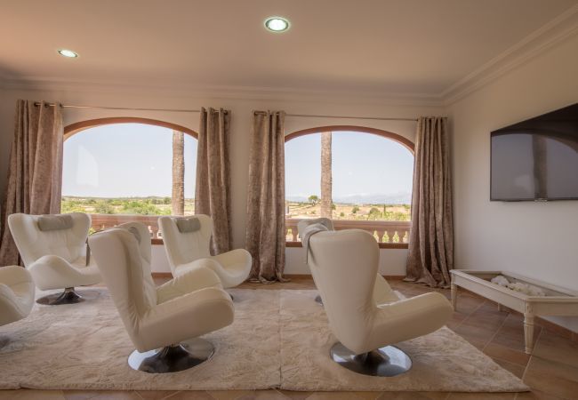 Villa with pool for 8 people in Santa Margalida, Mallorca. 4 DBR, 3 BR, 1 Outdoor bathroom, AC, Wifi, Home cinema, pool with music system, fitness room, Table Tennis, billiards...
