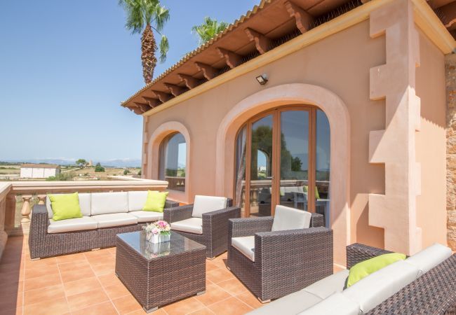 Villa with pool for 8 people in Santa Margalida, Mallorca. 4 DBR, 3 BR, 1 Outdoor bathroom, AC, Wifi, Home cinema, pool with music system, fitness room, Table Tennis, billiards...
