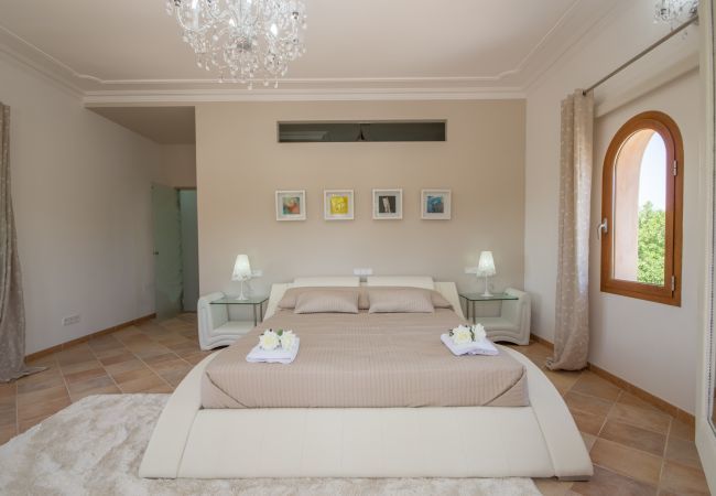 Villa with pool for 8 people in Santa Margalida, Mallorca. 4 DBR, 3 BR, 1 Outdoor bathroom, AC, Wifi, Home cinema, pool with music system, fitness room, Table Tennis, billiards...