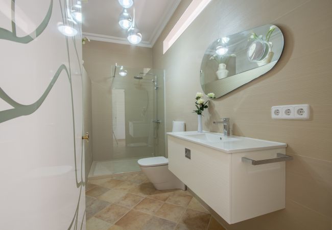 Villa with pool for 8 people in Santa Margalida, Mallorca. 4 DBR, 3 BR, 1 Outdoor bathroom, AC, Wifi, Home cinema, pool with music system, fitness room, Table Tennis, billiards...