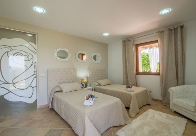 Villa with pool for 8 people in Santa Margalida, Mallorca. 4 DBR, 3 BR, 1 Outdoor bathroom, AC, Wifi, Home cinema, pool with music system, fitness room, Table Tennis, billiards...