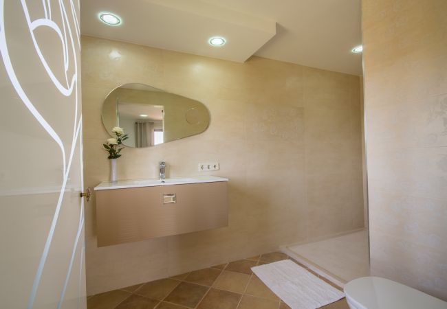 Villa with pool for 8 people in Santa Margalida, Mallorca. 4 DBR, 3 BR, 1 Outdoor bathroom, AC, Wifi, Home cinema, pool with music system, fitness room, Table Tennis, billiards...
