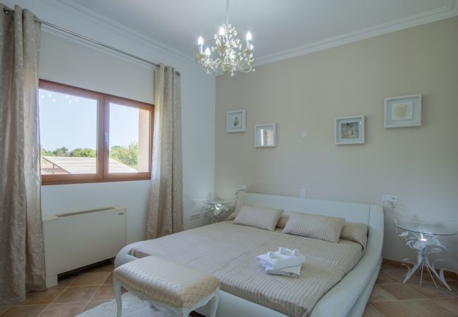 Villa with pool for 8 people in Santa Margalida, Mallorca. 4 DBR, 3 BR, 1 Outdoor bathroom, AC, Wifi, Home cinema, pool with music system, fitness room, Table Tennis, billiards...