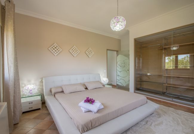 Villa with pool for 8 people in Santa Margalida, Mallorca. 4 DBR, 3 BR, 1 Outdoor bathroom, AC, Wifi, Home cinema, pool with music system, fitness room, Table Tennis, billiards...
