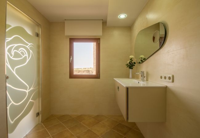Villa with pool for 8 people in Santa Margalida, Mallorca. 4 DBR, 3 BR, 1 Outdoor bathroom, AC, Wifi, Home cinema, pool with music system, fitness room, Table Tennis, billiards...