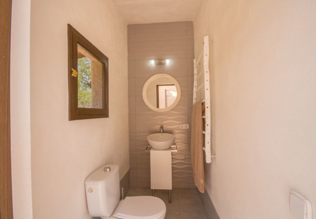 Villa with pool for 8 people in Santa Margalida, Mallorca. 4 DBR, 3 BR, 1 Outdoor bathroom, AC, Wifi, Home cinema, pool with music system, fitness room, Table Tennis, billiards...