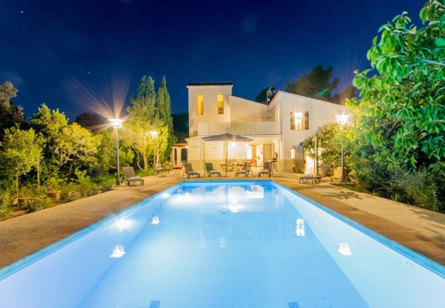 ECO finca with pool for 8 people in Petra, Mallorca. 4DBR, 5BR (4 en suite), AC, gratis Wifi-Internet, large pool, BBQ and beautiful outdoor area with stunning views