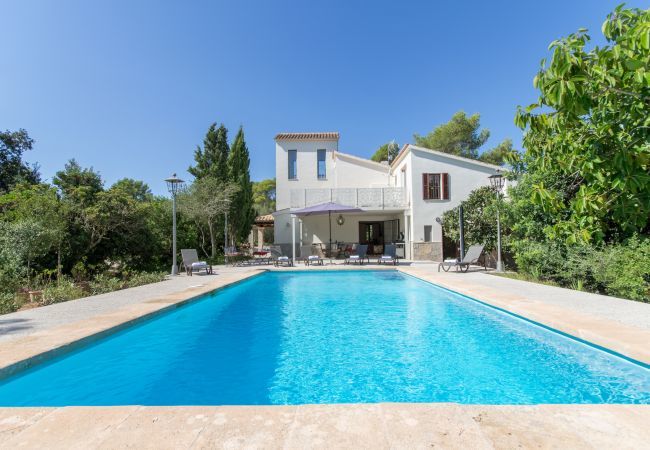 ECO finca with pool for 8 people in Petra, Mallorca. 4DBR, 5BR (4 en suite), AC, gratis Wifi-Internet, large pool, BBQ and beautiful outdoor area with stunning views