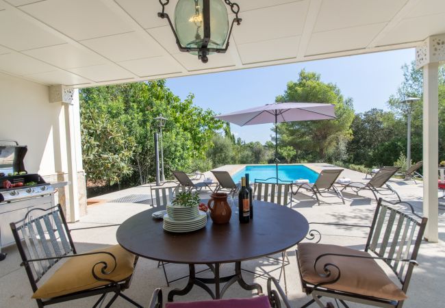 ECO finca with pool for 8 people in Petra, Mallorca. 4DBR, 5BR (4 en suite), AC, gratis Wifi-Internet, large pool, BBQ and beautiful outdoor area with stunning views