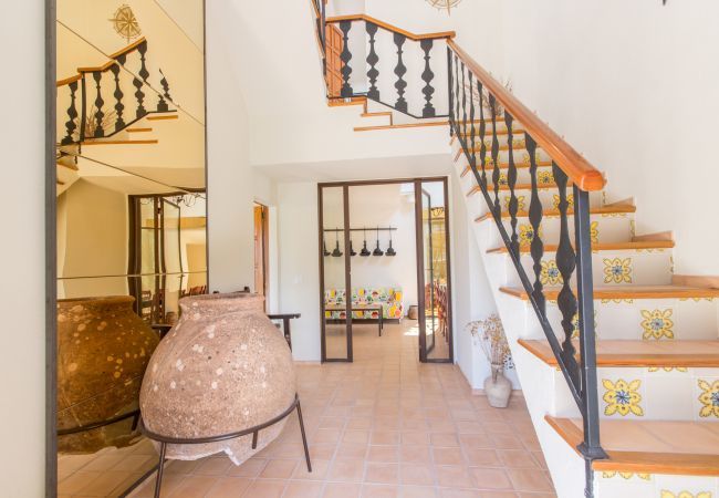 ECO finca with pool for 8 people in Petra, Mallorca. 4DBR, 5BR (4 en suite), AC, gratis Wifi-Internet, large pool, BBQ and beautiful outdoor area with stunning views