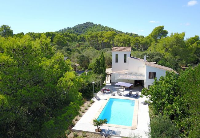 ECO finca with pool for 8 people in Petra, Mallorca. 4DBR, 5BR (4 en suite), AC, gratis Wifi-Internet, large pool, BBQ and beautiful outdoor area with stunning views