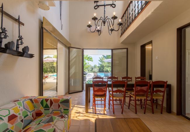 ECO finca with pool for 8 people in Petra, Mallorca. 4DBR, 5BR (4 en suite), AC, gratis Wifi-Internet, large pool, BBQ and beautiful outdoor area with stunning views