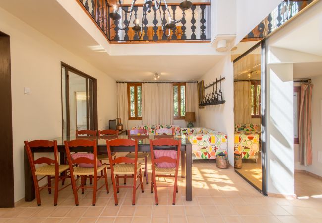 ECO finca with pool for 8 people in Petra, Mallorca. 4DBR, 5BR (4 en suite), AC, gratis Wifi-Internet, large pool, BBQ and beautiful outdoor area with stunning views