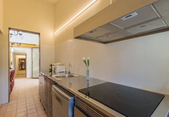 ECO finca with pool for 8 people in Petra, Mallorca. 4DBR, 5BR (4 en suite), AC, gratis Wifi-Internet, large pool, BBQ and beautiful outdoor area with stunning views
