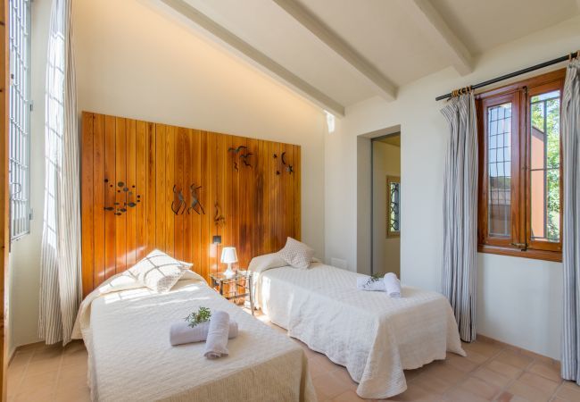ECO finca with pool for 8 people in Petra, Mallorca. 4DBR, 5BR (4 en suite), AC, gratis Wifi-Internet, large pool, BBQ and beautiful outdoor area with stunning views