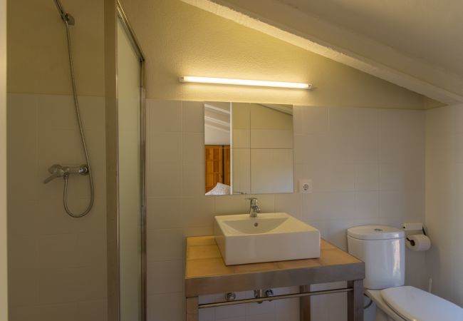 ECO finca with pool for 8 people in Petra, Mallorca. 4DBR, 5BR (4 en suite), AC, gratis Wifi-Internet, large pool, BBQ and beautiful outdoor area with stunning views