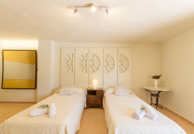 ECO finca with pool for 8 people in Petra, Mallorca. 4DBR, 5BR (4 en suite), AC, gratis Wifi-Internet, large pool, BBQ and beautiful outdoor area with stunning views