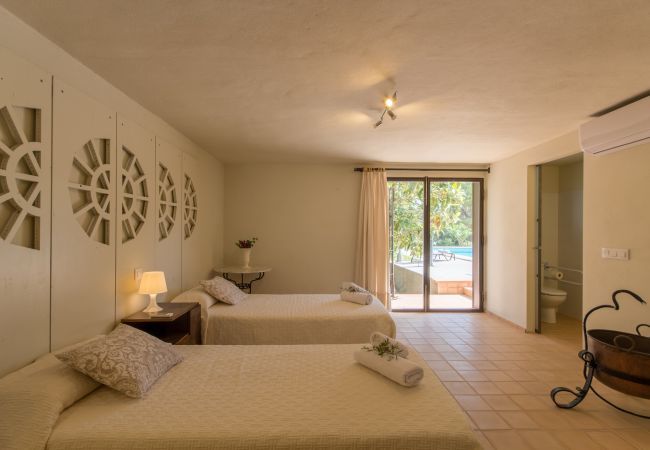 ECO finca with pool for 8 people in Petra, Mallorca. 4DBR, 5BR (4 en suite), AC, gratis Wifi-Internet, large pool, BBQ and beautiful outdoor area with stunning views