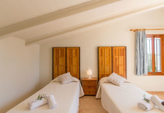 ECO finca with pool for 8 people in Petra, Mallorca. 4DBR, 5BR (4 en suite), AC, gratis Wifi-Internet, large pool, BBQ and beautiful outdoor area with stunning views