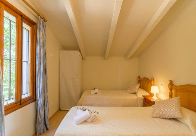 ECO finca with pool for 8 people in Petra, Mallorca. 4DBR, 5BR (4 en suite), AC, gratis Wifi-Internet, large pool, BBQ and beautiful outdoor area with stunning views