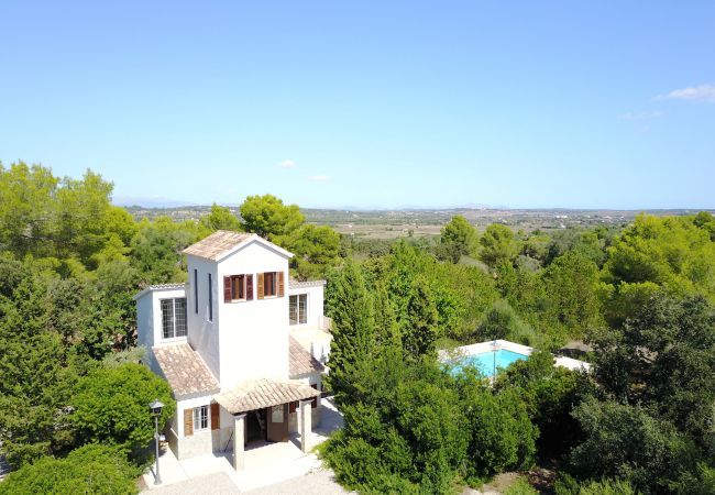 ECO finca with pool for 8 people in Petra, Mallorca. 4DBR, 5BR (4 en suite), AC, gratis Wifi-Internet, large pool, BBQ and beautiful outdoor area with stunning views