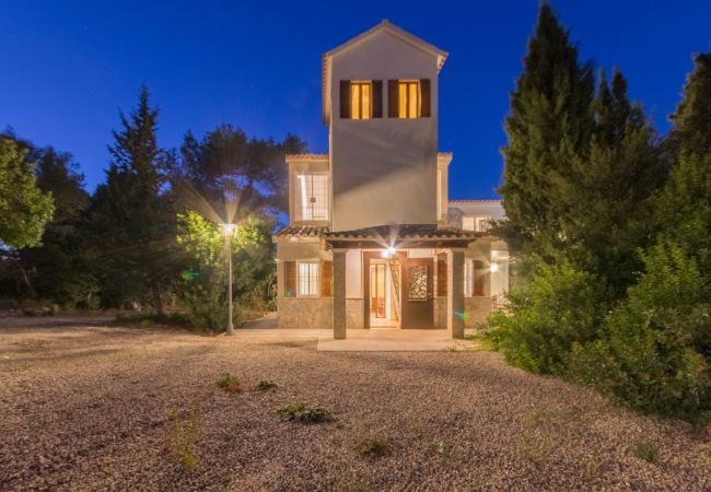ECO finca with pool for 8 people in Petra, Mallorca. 4DBR, 5BR (4 en suite), AC, gratis Wifi-Internet, large pool, BBQ and beautiful outdoor area with stunning views