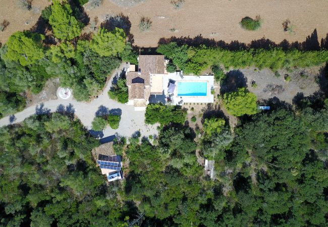 ECO finca with pool for 8 people in Petra, Mallorca. 4DBR, 5BR (4 en suite), AC, gratis Wifi-Internet, large pool, BBQ and beautiful outdoor area with stunning views