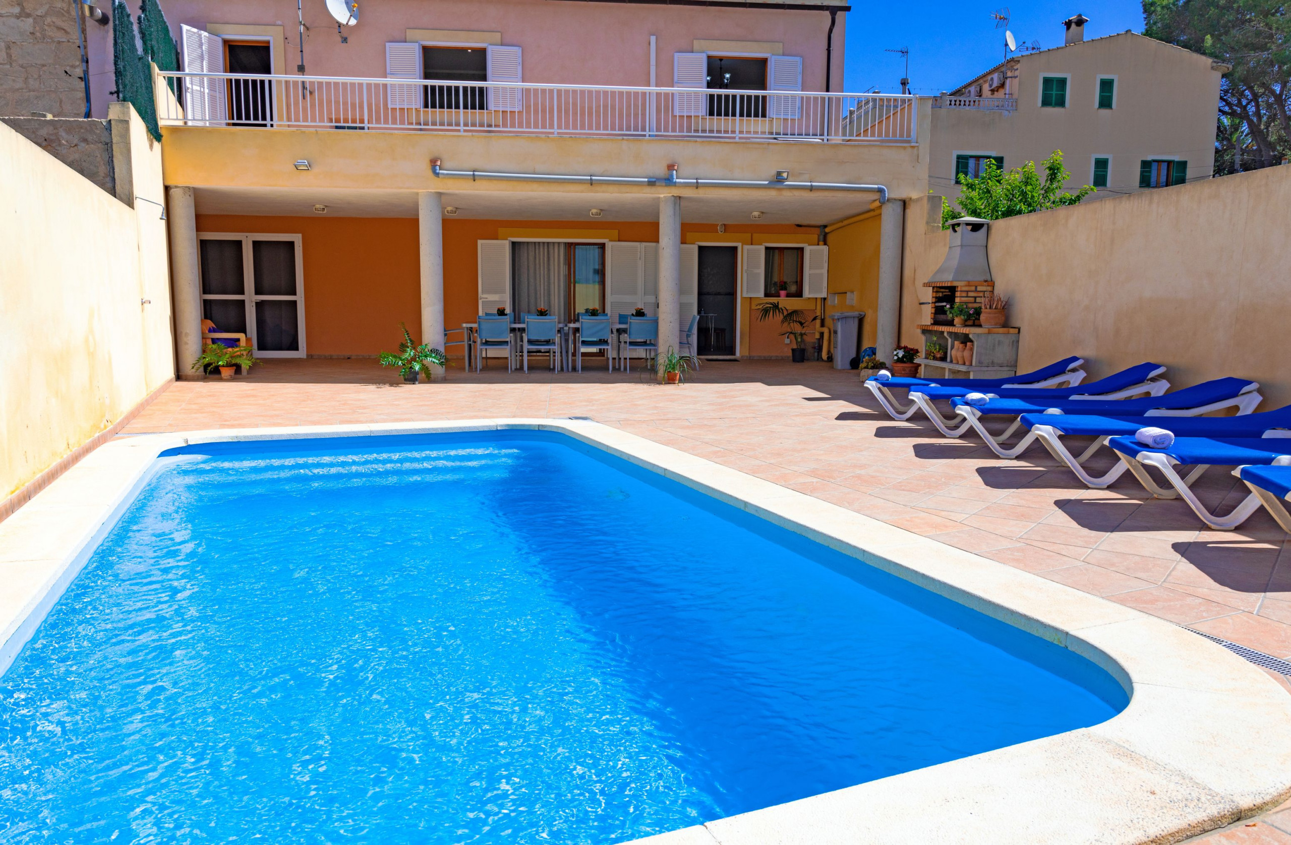 Village house with barbecue and swimming pool