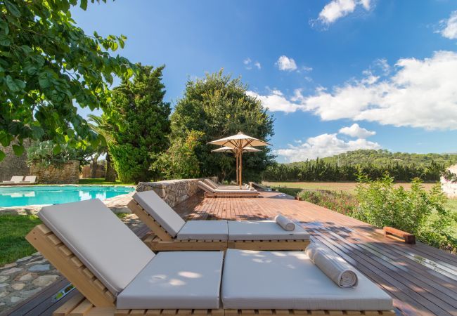 Rural house with pool for 10 people in Búger, Mallorca. 5 DBR, 5 BR, extra beds, AC, chimney, free Wifi Internet, wonderful garden with large pool and great BBQ area