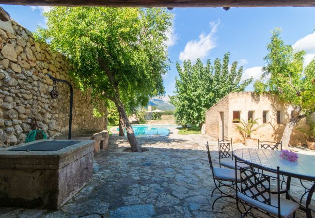 Rural house with pool for 10 people in Búger, Mallorca. 5 DBR, 5 BR, extra beds, AC, chimney, free Wifi Internet, wonderful garden with large pool and great BBQ area