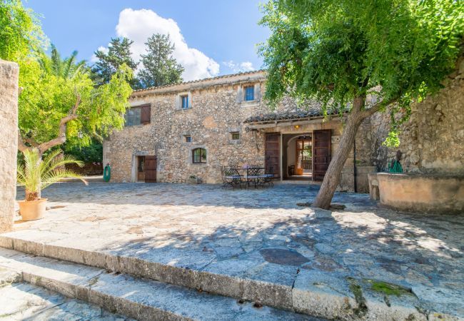 Rural house with pool for 10 people in Búger, Mallorca. 5 DBR, 5 BR, extra beds, AC, chimney, free Wifi Internet, wonderful garden with large pool and great BBQ area