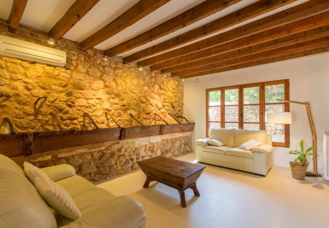 Rural house with pool for 10 people in Búger, Mallorca. 5 DBR, 5 BR, extra beds, AC, chimney, free Wifi Internet, wonderful garden with large pool and great BBQ area