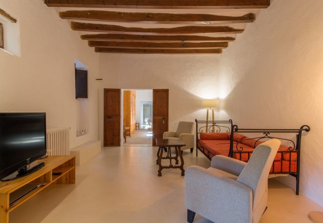 Rural house with pool for 10 people in Búger, Mallorca. 5 DBR, 5 BR, extra beds, AC, chimney, free Wifi Internet, wonderful garden with large pool and great BBQ area