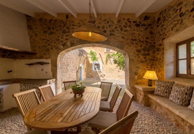Rural house with pool for 10 people in Búger, Mallorca. 5 DBR, 5 BR, extra beds, AC, chimney, free Wifi Internet, wonderful garden with large pool and great BBQ area