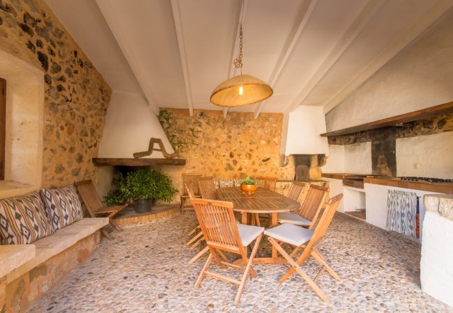 Rural house with pool for 10 people in Búger, Mallorca. 5 DBR, 5 BR, extra beds, AC, chimney, free Wifi Internet, wonderful garden with large pool and great BBQ area