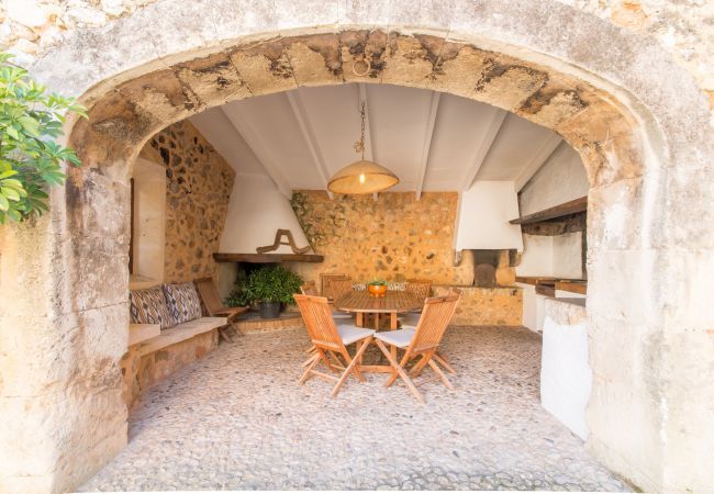 Rural house with pool for 10 people in Búger, Mallorca. 5 DBR, 5 BR, extra beds, AC, chimney, free Wifi Internet, wonderful garden with large pool and great BBQ area