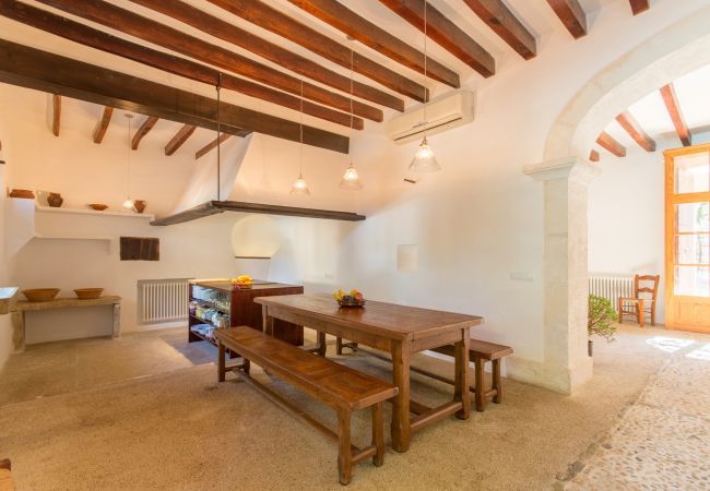 Rural house with pool for 10 people in Búger, Mallorca. 5 DBR, 5 BR, extra beds, AC, chimney, free Wifi Internet, wonderful garden with large pool and great BBQ area