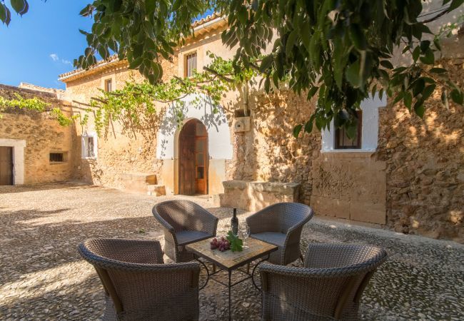 Rural house with pool for 10 people in Búger, Mallorca. 5 DBR, 5 BR, extra beds, AC, chimney, free Wifi Internet, wonderful garden with large pool and great BBQ area
