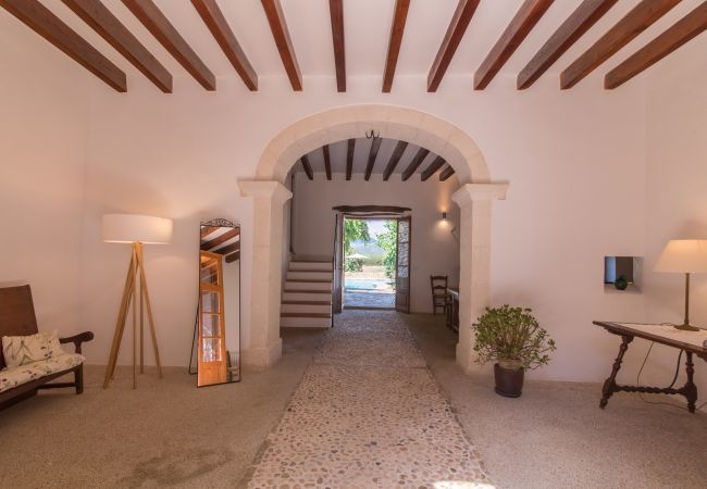 Rural house with pool for 10 people in Búger, Mallorca. 5 DBR, 5 BR, extra beds, AC, chimney, free Wifi Internet, wonderful garden with large pool and great BBQ area