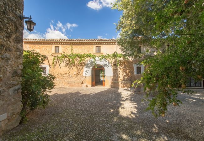 Rural house with pool for 10 people in Búger, Mallorca. 5 DBR, 5 BR, extra beds, AC, chimney, free Wifi Internet, wonderful garden with large pool and great BBQ area