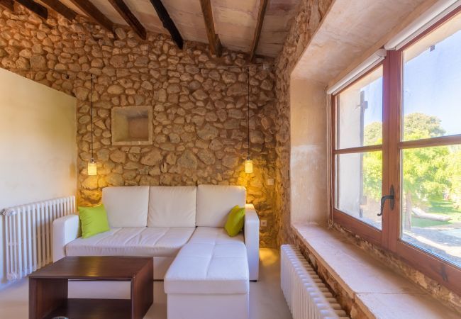 Rural house with pool for 10 people in Búger, Mallorca. 5 DBR, 5 BR, extra beds, AC, chimney, free Wifi Internet, wonderful garden with large pool and great BBQ area