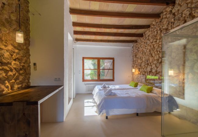Rural house with pool for 10 people in Búger, Mallorca. 5 DBR, 5 BR, extra beds, AC, chimney, free Wifi Internet, wonderful garden with large pool and great BBQ area