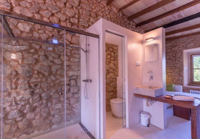 Rural house with pool for 10 people in Búger, Mallorca. 5 DBR, 5 BR, extra beds, AC, chimney, free Wifi Internet, wonderful garden with large pool and great BBQ area