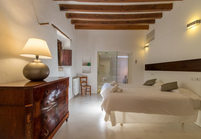 Rural house with pool for 10 people in Búger, Mallorca. 5 DBR, 5 BR, extra beds, AC, chimney, free Wifi Internet, wonderful garden with large pool and great BBQ area