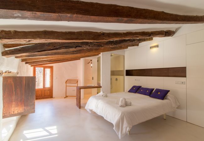 Rural house with pool for 10 people in Búger, Mallorca. 5 DBR, 5 BR, extra beds, AC, chimney, free Wifi Internet, wonderful garden with large pool and great BBQ area