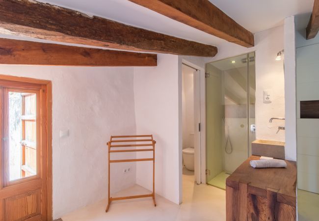 Rural house with pool for 10 people in Búger, Mallorca. 5 DBR, 5 BR, extra beds, AC, chimney, free Wifi Internet, wonderful garden with large pool and great BBQ area